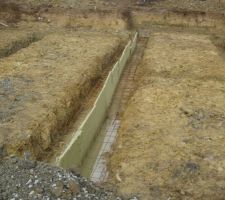 Ferraillage avant coulage de semelle 
tranch&eacute;es pourtant inond&eacute;es
