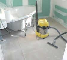 Salle de bain. Nettoyage du sol en agglo.