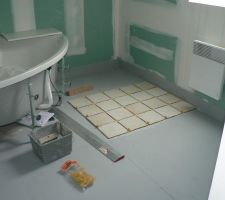 Salle de bain. Pose du carrelage de sol.