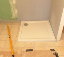 Salle de bain. Pose du bac à douche extra plat