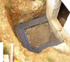Accès au vide sanitaire : Le béton du radier est coulé, et a été décoffré.