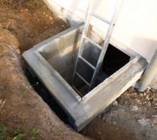 Accès au vide sanitaire : Un chainage avec des blocs en "U", ferraillé, pour que ça soit costaud.
