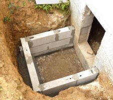 Accès au vide sanitaire : Montage du puit d'accès..
