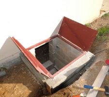 Accès au vide sanitaire : Pose de la trappe.