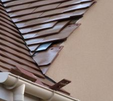 Il y a eu une tempête dans la nuit du 3 au 4 novembre 2013. Le couvreur finira par passer quelques semaines plus tard...