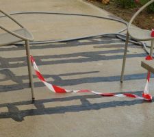 La terrasse  : du goudron liquide dans les micro-fissures..