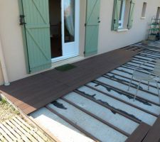 La terrasse  : Les lambourdes ont été posées avec des vis inox. Les lames sont tenues par des clips, couleur noire, et fixés avec des vis inox noires
