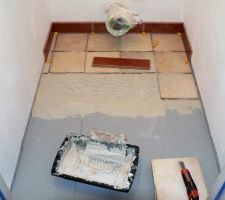 Le WC à l'étage : Pose du carrelage sur une protection "étanchéité sous carrelage".