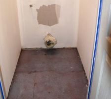 Le WC à l'étage : Après nettoyage du sol, application d'une couche d'accrochage.