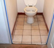 Le WC à l'étage : Carrelage et plinthes jointés.