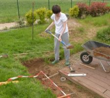 Après 4 ans, le remblaiement des fondations s'est pas mal compacté. Les abords de la terrasse peuvent être traités. Ma fille, étudiante, sait également travailler avec ses mains.