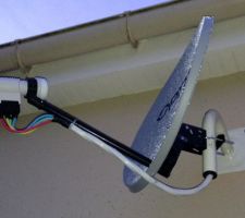 L'antenne Satellite : Le câble passe dans le tube de la potence, et arrive dans le garage et va jusqu'au coffret VDI. De là, il est raccordé aux coax alimentant les prises d'antennes de la maison.
