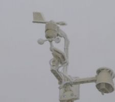 Il a fait froid, ce 31/12/2016. La station météo est couverte de givre.
