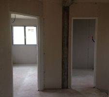 A gauche chambre parentale et à droite Salle de bain de la chambre parentale