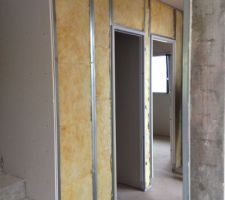 RDC première porte toilettes, seconde porte chambre d'amis