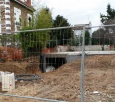 Vue jardin devant et entrée du garage