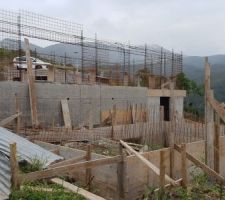 Vue studio, ferraillage en cours à l'étage, murs de soutènement terrasse couverte et Piscine