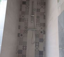 Salle de bain du 1 er étage. Faïence en cours.