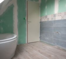 Salle de bain du 1 er étage. Faïence en cours.