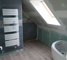 Salle de bain du 1 er étage. Faïence en cours.