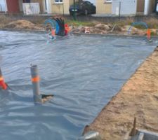 Mise en place du film polyane pour parer aux remontés d'humidité