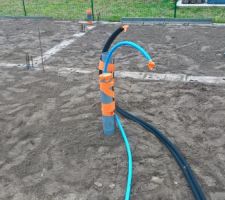 Mise en place des évacuations, des gaines de PER pour les alimenations d'eau, et préparation du terre plein