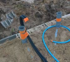 Mise en place des évacuations, des gaines de PER pour les alimenations d'eau, et préparation du terre plein