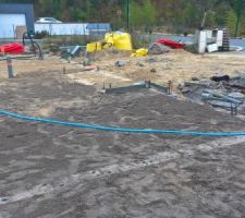 Mise en place des évacuations, des gaines de PER pour les alimenations d'eau, et préparation du terre plein