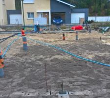 Mise en place des évacuations, des gaines de PER pour les alimenations d'eau, et préparation du terre plein
