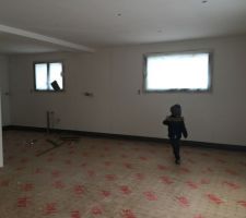 Mur et plafond sont enduit, l'isolant du chauffage au sol est installé