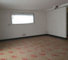 Mur et plafond sont enduit, l'isolant du chauffage au sol est installé