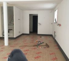 Mur et plafond sont enduit, l'isolant du chauffage au sol est installé