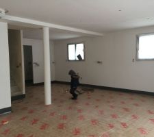 Mur et plafond sont enduit, l'isolant du chauffage au sol est installé