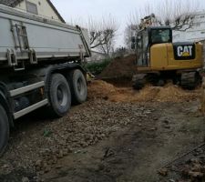 Terrassement en cours afin de couler les fondations d'ici 48 &agrave; 72h ouvr&eacute;s! En revanche, il y a un peu de terre "rouge".. En esp&eacute;rant qu'il n'y en ai pas trop car cela voudrait dire qu'il y a bcp d'argile!