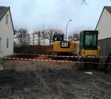 Terrassement en cours afin de couler les fondations d'ici 48 &agrave; 72h ouvr&eacute;s! En revanche, il y a un peu de terre "rouge".. En esp&eacute;rant qu'il n'y en ai pas trop car cela voudrait dire qu'il y a bcp d'argile!