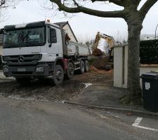 Terrassement en cours afin de couler les fondations d'ici 48 &agrave; 72h ouvr&eacute;s! En revanche, il y a un peu de terre "rouge".. En esp&eacute;rant qu'il n'y en ai pas trop car cela voudrait dire qu'il y a bcp d'argile!