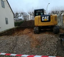 Terrassement en cours afin de couler les fondations d'ici 48 &agrave; 72h ouvr&eacute;s! En revanche, il y a un peu de terre "rouge".. En esp&eacute;rant qu'il n'y en ai pas trop car cela voudrait dire qu'il y a bcp d'argile!