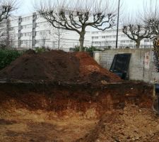 Terrassement en cours afin de couler les fondations d'ici 48 &agrave; 72h ouvr&eacute;s! En revanche, il y a un peu de terre "rouge".. En esp&eacute;rant qu'il n'y en ai pas trop car cela voudrait dire qu'il y a bcp d'argile!