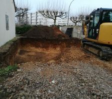 Terrassement en cours afin de couler les fondations d'ici 48 &agrave; 72h ouvr&eacute;s! En revanche, il y a un peu de terre "rouge".. En esp&eacute;rant qu'il n'y en ai pas trop car cela voudrait dire qu'il y a bcp d'argile!