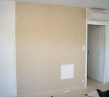 Le d&eacute;but de la pose du papier peint du s&eacute;jour.