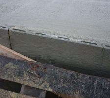 Malgré le froid, coulage de la dalle du vide sanitaire.