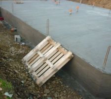 Malgré le froid, coulage de la dalle du vide sanitaire.