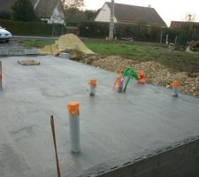 Malgré le froid, coulage de la dalle du vide sanitaire.
quelques fissures apparaissent autour de l'enduit sous la pression du béton....