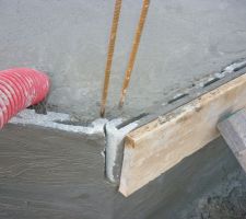 Malgré le froid, coulage de la dalle du vide sanitaire.
quelques fissures apparaissent autour de l'enduit sous la pression du béton....
D'où la mise en place de quelques appuis tout autour avec agglo, planches, palettes.....système D