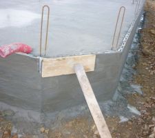 Malgré le froid, coulage de la dalle du vide sanitaire.
quelques fissures apparaissent autour de l'enduit sous la pression du béton....
D'où la mise en place de quelques appuis tout autour avec agglo, planches, palettes.....système D