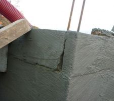 Par la suite, le constructeur a fait rajouter une deuxième couche hydrofuge pour combler les fissures.