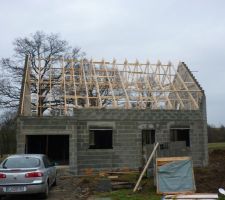 Mise en place de la charpente.....ca avance sans soucis particulier!!