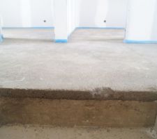 Morceau de chape effrité en haut de l'escalier (environ 10cm)