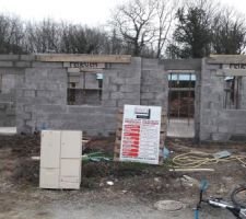 Apercu du rez-de-chaussée de chausse.  A gauche garage, 1ere fenêtre chambre du bas, porte, fenetre du salon.