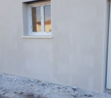 Traces sur le crépis.